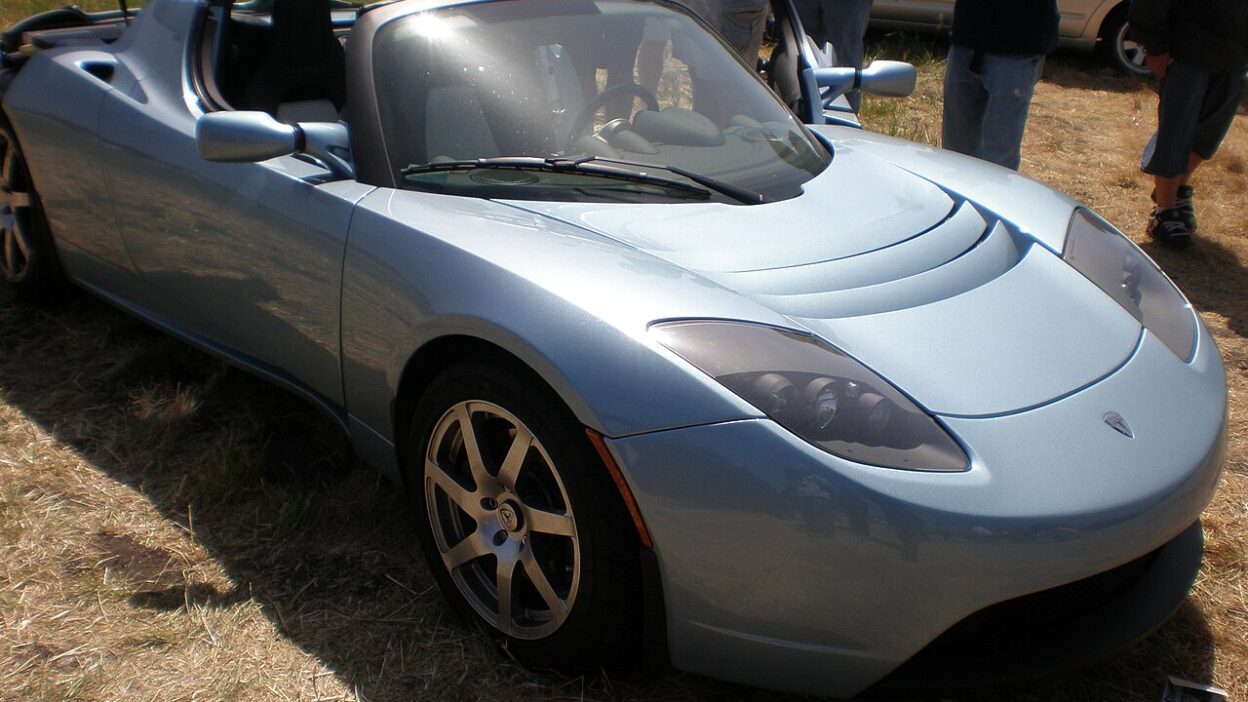 Blue Tesla Roadster right side – Tesla Roadster: 50 000 dolláros előleggel indul újra a fogla