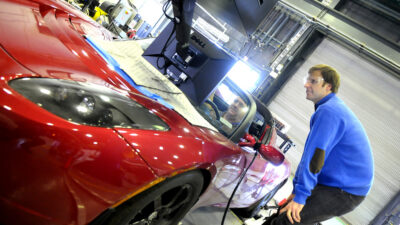 Geoff Amann completes a driving cycle with All-Electric Tesla Roadster 056 011 008 – Tesla Roadster: új fénycsíkot mutatott a legfrissebb videó