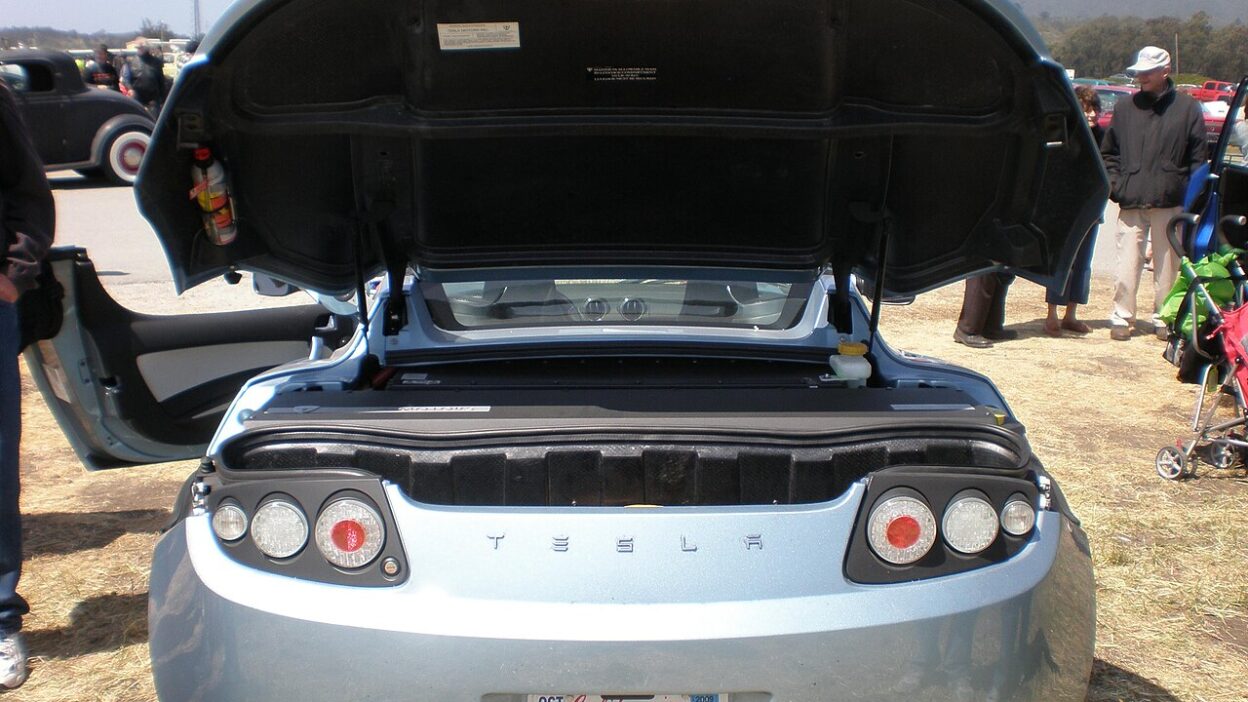 Blue Tesla Roadster rear – Tesla Roadster: újra foglalható, 50 000 dollár az előleg