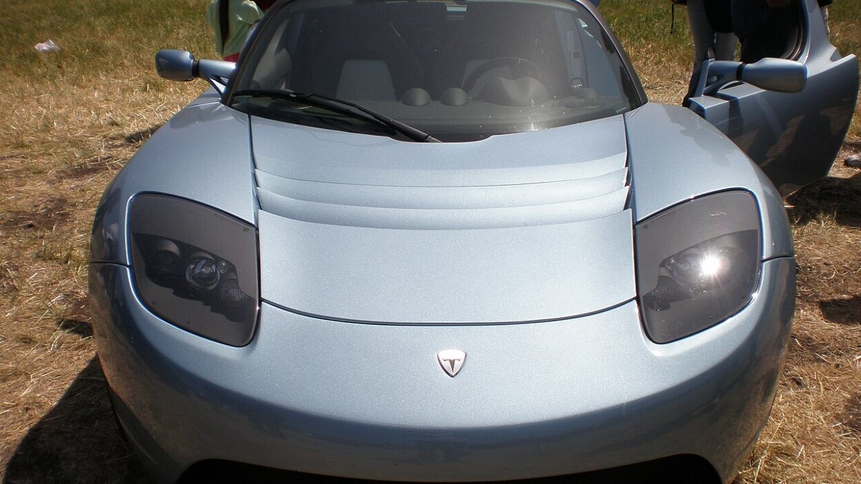 Blue Tesla Roadster front – Tesla Roadster: újra foglalható, de drága előleggel