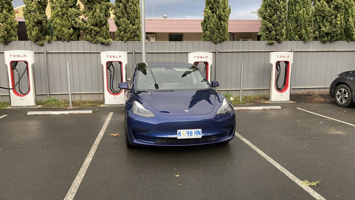 Tesla Model 3 at Tesla supercharger, Euroa, Victoria – A Tesla Robotaxi októbertől 24 órás szolgáltatásként indulha
