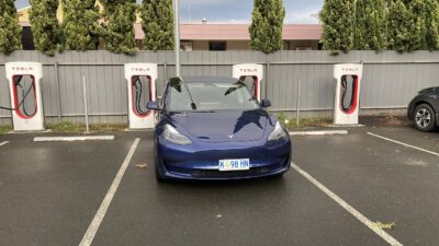 Tesla Model 3 at Tesla supercharger, Euroa, Victoria – A Tesla Robotaxi októbertől 24 órás szolgáltatásként indulha