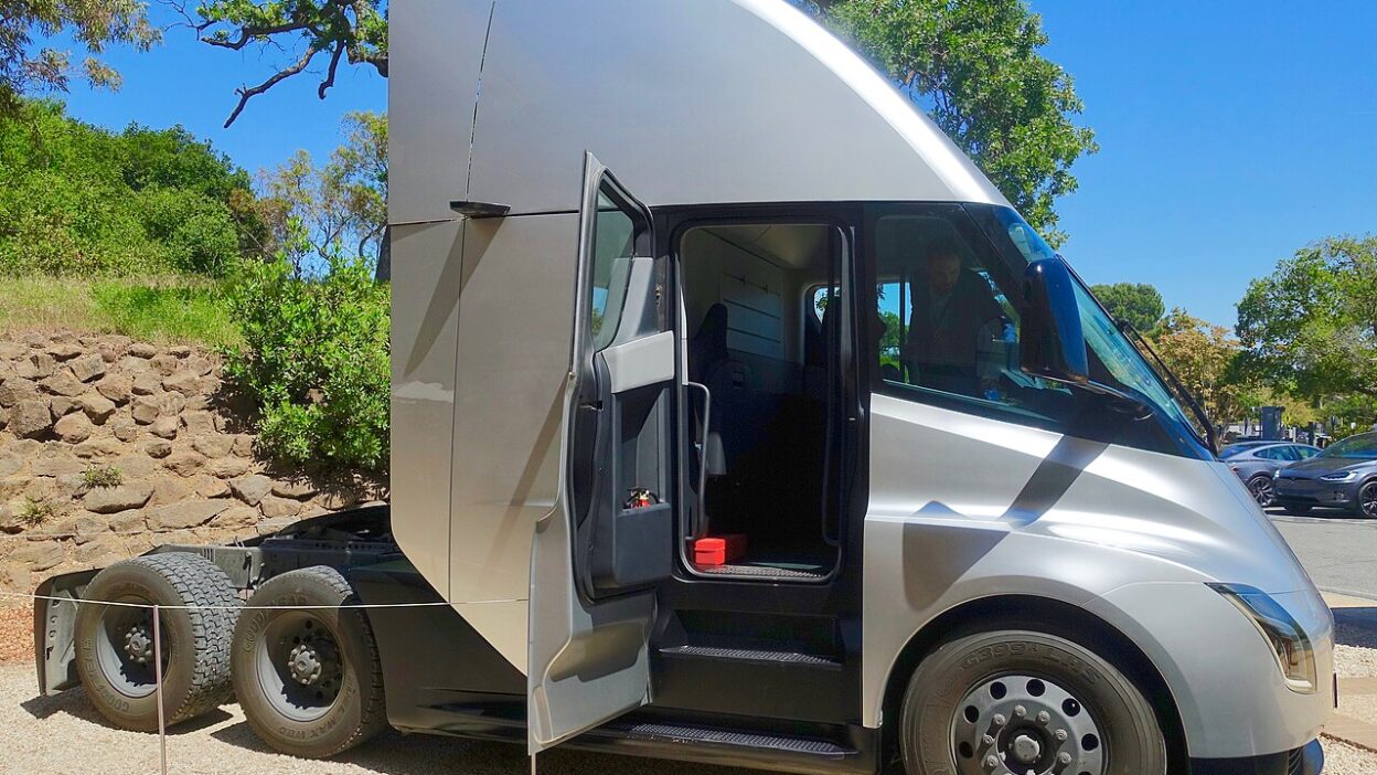 Tesla Semi Ready to Ride (47672278541) – Tesla Semi: több mint 100 Megachargert telepít Európában