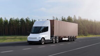 Tesla Semi: elindult a sorozatgyártás, jönnek az átadások