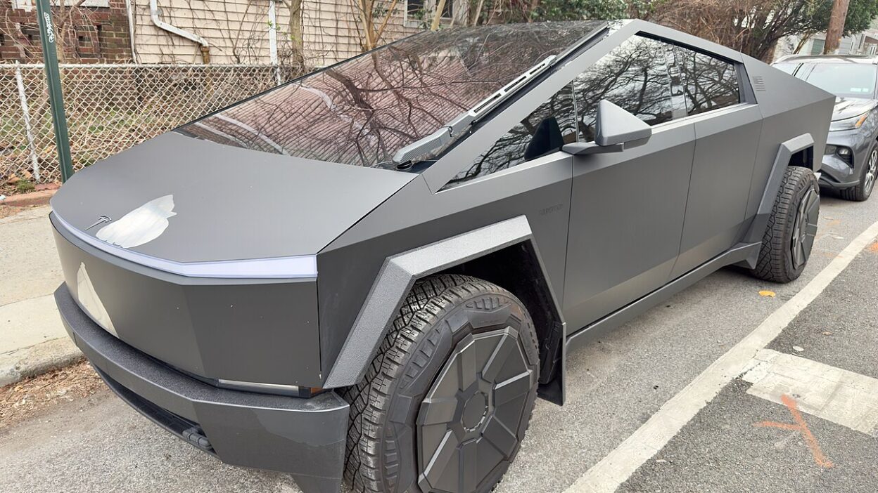 Tesla Cybertruck (grey) - 03 – Tesla Semi Megamanifold: bemutatták az új hőszivattyút