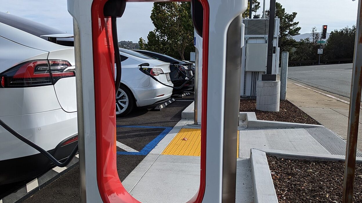 Tesla Supercharger station, West Hillsdale Blvd, San Mateo – Tesla Supercharger: új díjak és elkerülésük