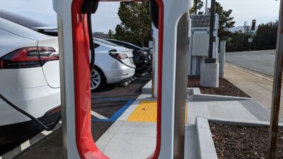 Tesla Supercharger station, West Hillsdale Blvd, San Mateo – Tesla Supercharger: új díjak és elkerülésük