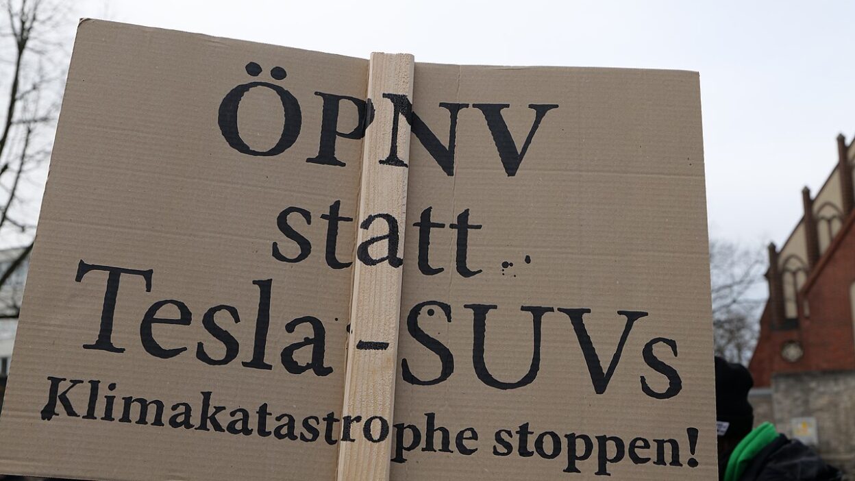 Protest against Tesla factory Erkner 2020-02-22 15 – Új videó: részletek a Tesla Semi gyártási verziójáról
