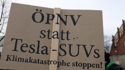 Protest against Tesla factory Erkner 2020-02-22 15 – Új videó: részletek a Tesla Semi gyártási verziójáról