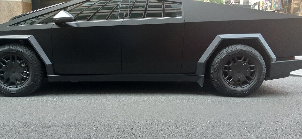 Tesla Cybertruck 001 – Újdonságok a Tesla Shopban: Cybertruck kiegészítők és gumik
