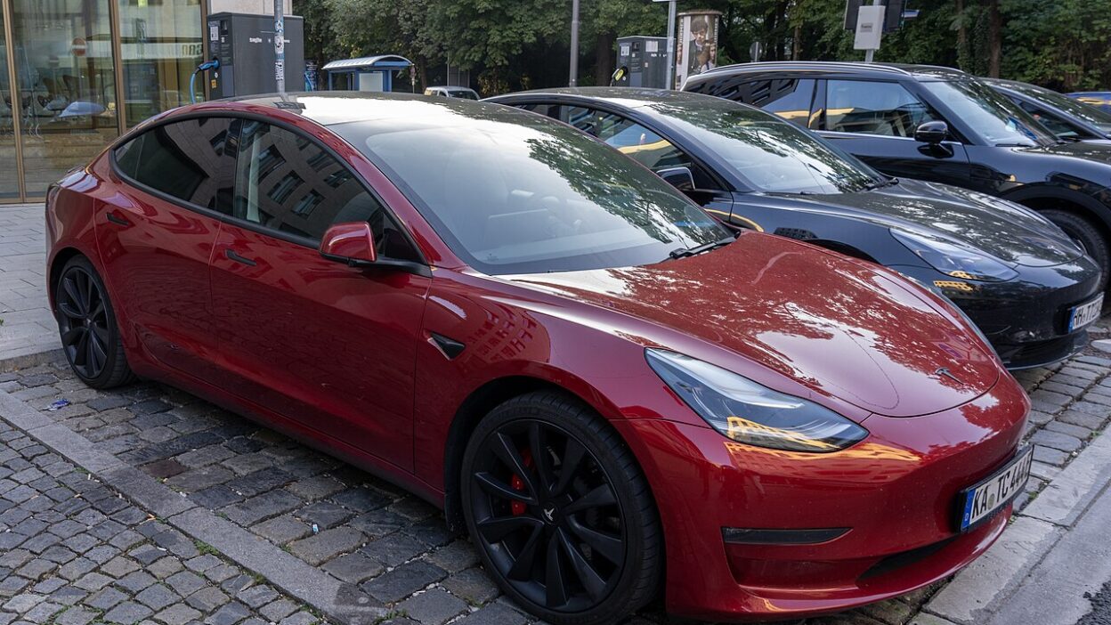 Tesla Model 3 in München geparkt – Verne robotaxi: felügyelő nélkül indultak utak Zágrábban