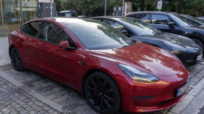 Tesla Model 3 in München geparkt – Verne robotaxi: felügyelő nélkül indultak utak Zágrábban
