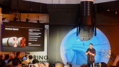 Elon Musk Accelerates the Boring (45716125474) – A Boring Company tehergépkocsija szállít konténert