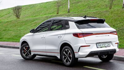 Electric car BYD E2 White Back – BYD Atto 8: 5 perces villámtöltés és 650 km hatótáv