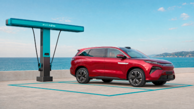 BYD Atto 8 piros karosszériával, Flash Charging töltő mellett a gyári sajtóillusztráción
