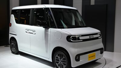 Fehér BYD Racco prototípus a 2025-ös Japan Mobility Show kiállításán