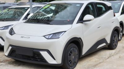 Fehér első generációs BYD Seagull elölről és oldalról egy kínai parkolóban