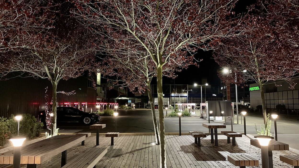 Zurich Tesla Supercharger (Ank Kumar Infosys Limited) 09 – Electrify America: 6000 töltőállomás, 350 kW-os teljesítmény