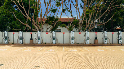 Electrify America töltőpontok sora a Santa Barbara-i Carrillo Street állomáson