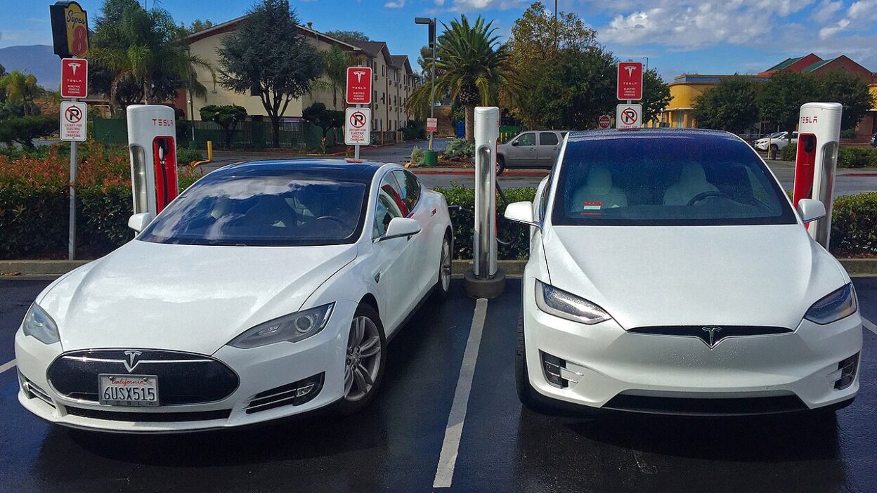 Tesla Model S & X side by side at the Gilroy Supercharger retouched – Az Engineering Explained youtubere Mustang Mach-E-t vett, mi