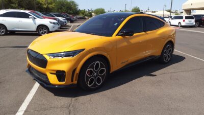 Narancsszínű Ford Mustang Mach-E GT egy arizonai parkolóban