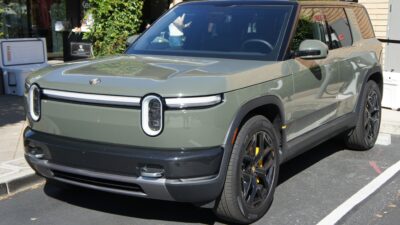 Rivian R2 zöld karosszériával, parkolva Palo Altóban