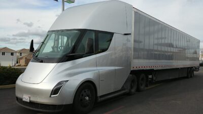 Semi videó hírének archív illusztrációja: ezüst Tesla Semi pótkocsival Rocklinban 2018-ban
