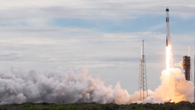 A SpaceX Crew-13 Falcon 9 rakétája felszáll Cape Canaveralről, lánggal és füsttel
