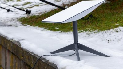 Starlink antenna állványon, havas betonperemen