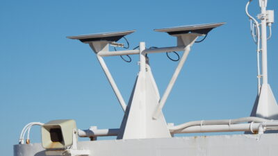Két lapos Starlink antenna egy tengerjáró hajó fehér tartószerkezetén