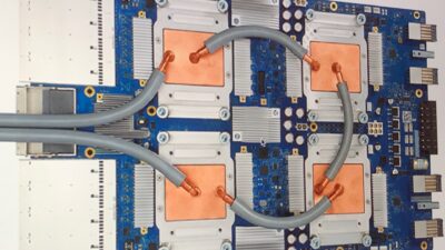 Google TPU 3.0 gyorsítópanel hűtőlemezekkel és csövekkel egy archív felvételen