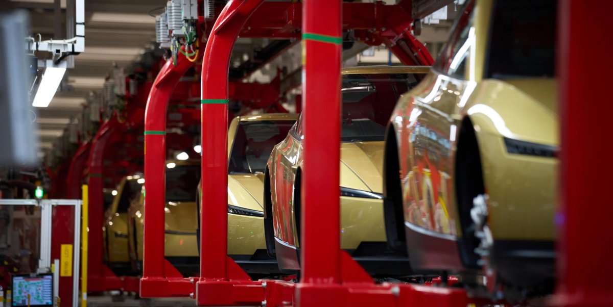 Tesla Cybercab a gyártósoron, miközben az NHTSA vizsgálja a biztonsági tanúsítását