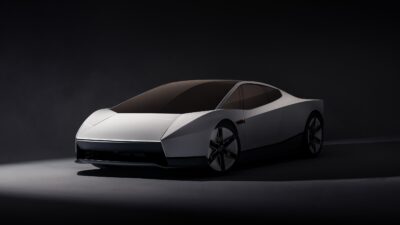 A 2026-ban bemutatott új Tesla Roadster elölnézetből és oldalról