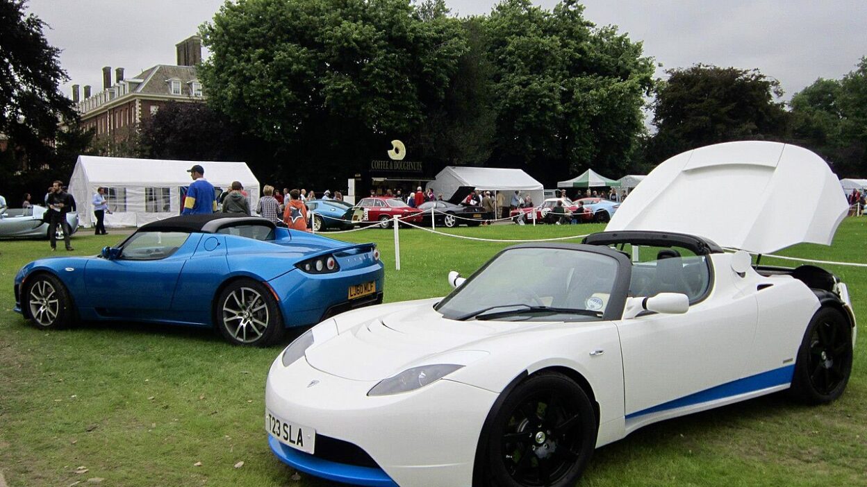 Tesla Roadster (first generation) at Chelsea Auto Legends 2012 (Ank Kumar 02 – Tesla Roadster: három felszereltség, 50 000 dolláros előleg