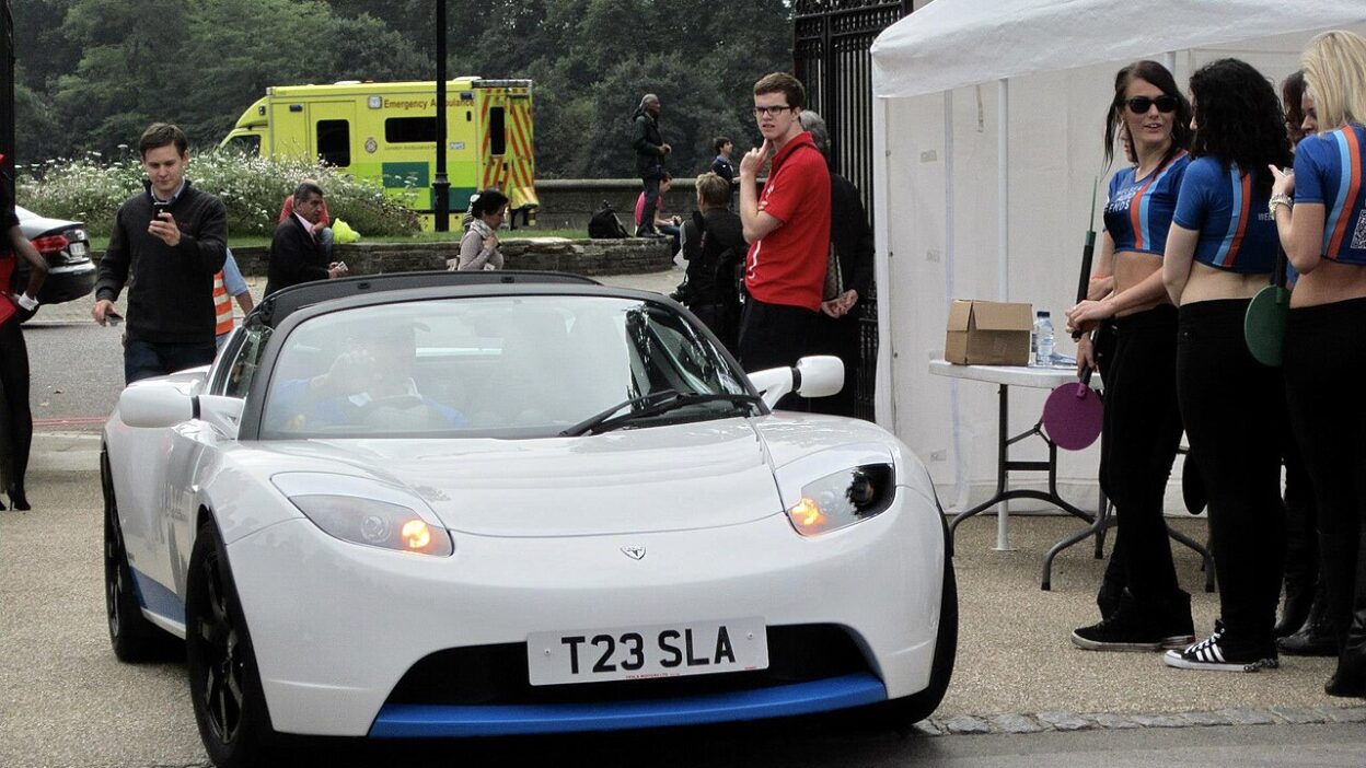Tesla Roadster (first generation) at Chelsea Auto Legends 2012 (Ank Kumar 01 – Tesla Roadster: a foglalás nem garantálja a leszállítást