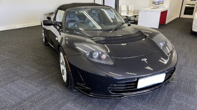 Tesla Roadster 2011 in Hobart, Tasmania – Tesla Roadster: két-hat óra a hajtóművek feltöltése