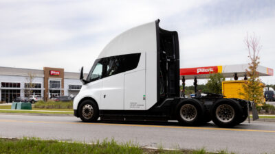 Tesla Semi fehér vontatója a Pilot utazóközpont előtt
