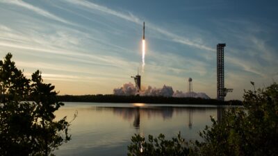 SpaceX-szerződés hírének archív illusztrációja: a Crew-10 Falcon 9 rakétájának indítása 2025-ben