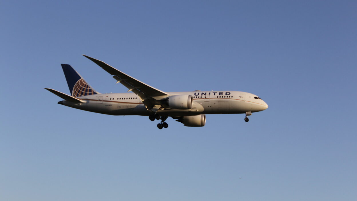 United Airlines Boeing 787 repülőgépe kiengedett futóművel, leszállás előtt