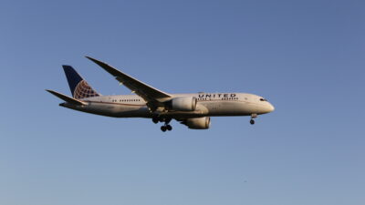 United Airlines Boeing 787 repülőgépe kiengedett futóművel, leszállás előtt