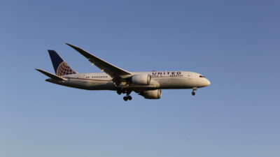 United Airlines Boeing 787 repülőgépe kiengedett futóművel, leszállás előtt