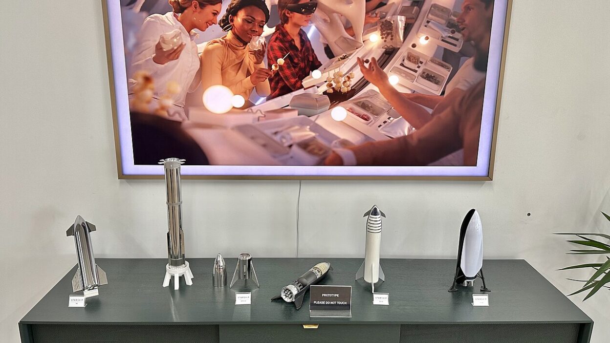 Starship models at SpaceX Design Center – United Airlines: 639 gépen már elérhető a Starlink Wi-Fi